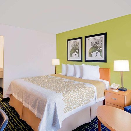 Days Inn By Wyndham Easton Exterior photo