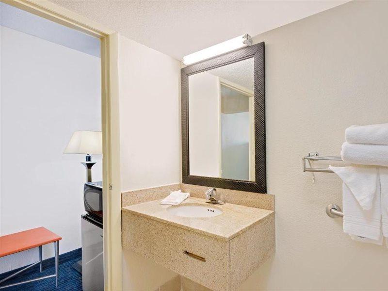 Days Inn By Wyndham Easton Exterior photo